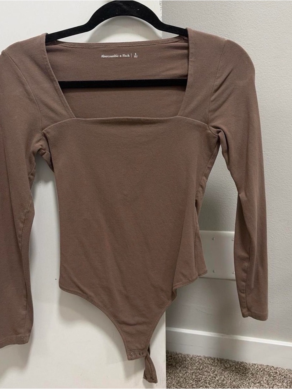 Abercrombie & Fitch Square-Neck Long-Sleeve Bodysuit in Taupe